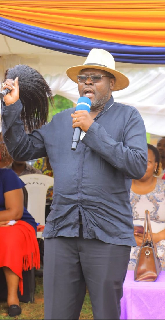 Willis Ouma Ondiek speaking to an audience